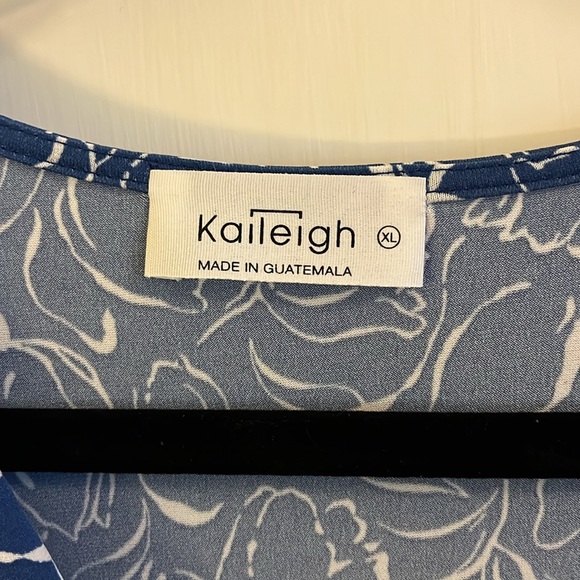 Kaileigh Blue and White Floral Faux-Wrap Dress (Women’s XL) - Picture 4 of 5